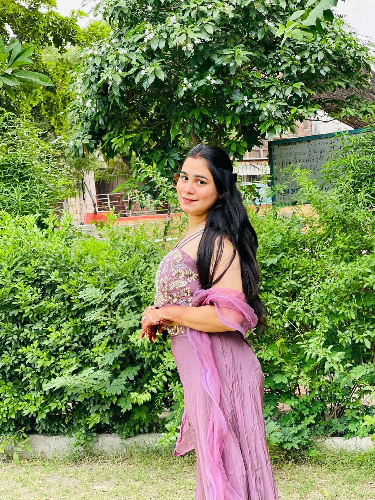 Pure crepe fabric with stylish blouse top in pearl motifs